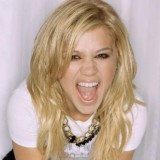 Kelly Clarkson Announces Her Engagement on Twitter – And Posts Pics of Her New Bling!